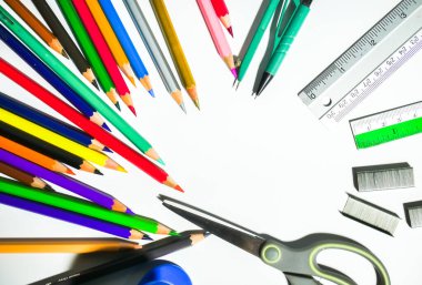 okul kırtasiyesi beyaz arkaplanda izole edildi, boşluğu kopyala