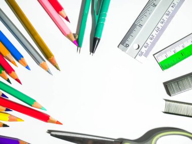 okul kırtasiyesi beyaz arkaplanda izole edildi, boşluğu kopyala