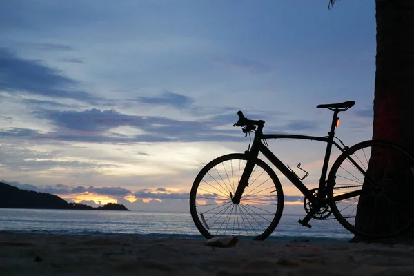 Силует Гірського Велосипеда Припаркованого Морському Березі Ввечері Фоні Заходу Сонця — стокове фото