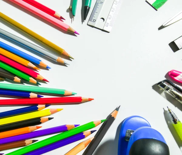 okul kırtasiyesi beyaz arkaplanda izole edildi, boşluğu kopyala