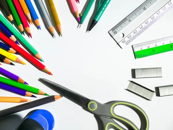 okul kırtasiyesi beyaz arkaplanda izole edildi, boşluğu kopyala