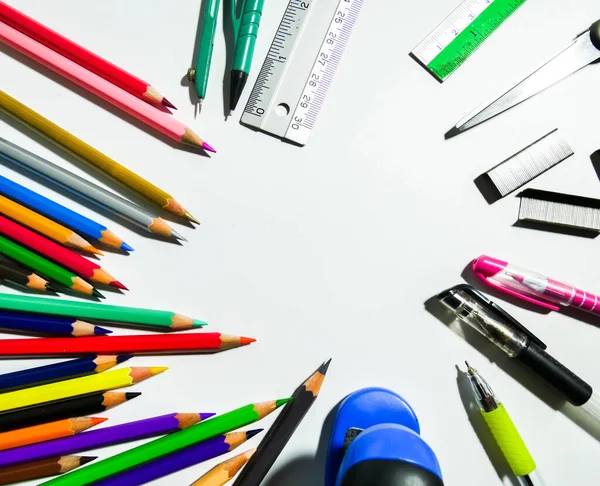 okul kırtasiyesi beyaz arkaplanda izole edildi, boşluğu kopyala