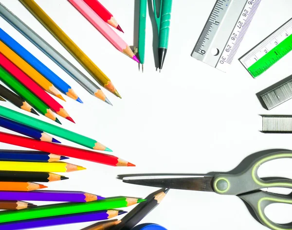 okul kırtasiyesi beyaz arkaplanda izole edildi, boşluğu kopyala