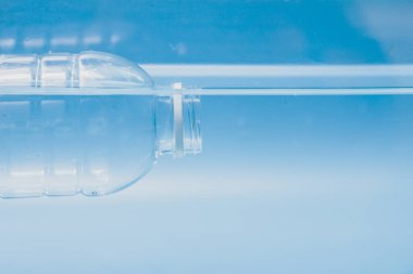 Plastik atık suda yüzer. Plastik su şişeleri suda yüzer. plastik atık kavramı