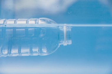 Plastik atık suda yüzer. Plastik su şişeleri suda yüzer. plastik atık kavramı