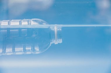 Plastik atık suda yüzer. Plastik su şişeleri suda yüzer. plastik atık kavramı