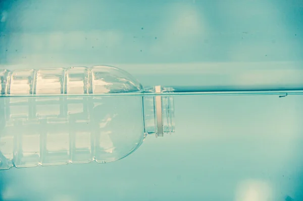 Los Residuos Plástico Flotan Agua Las Botellas Agua Plástico Flotan —  Fotos de Stock