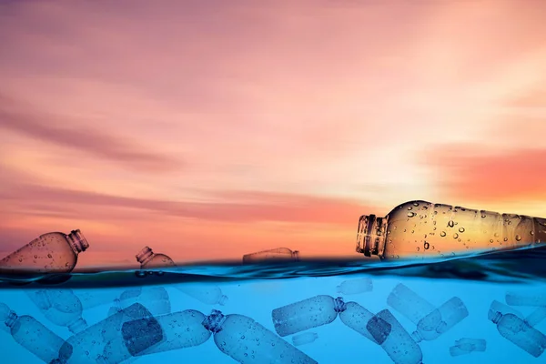 Πλαστικές Φιάλες Που Επιπλέουν Στη Θάλασσα Έννοια Της Ρύπανσης Της — Φωτογραφία Αρχείου