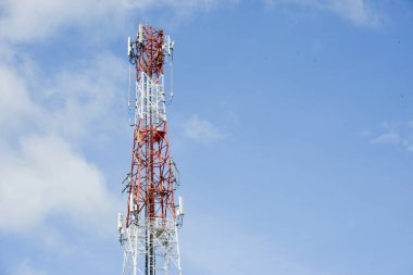 Gökyüzündeki büyük iletişim kulesi ve arka plandaki bulutlar 