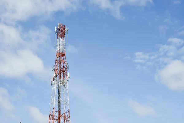 Uma Grande Torre Comunicação Fundo Céu Nuvens — Fotografia de Stock