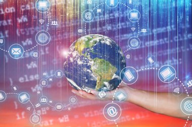 Adamın el ele tutuşması. Dünya avucumuzun içinde. İletişim teknolojisi kavramı dünyayı küçültür. İnsanlar daha kolay iletişim kurar... NASA resmin bir parçasıdır.