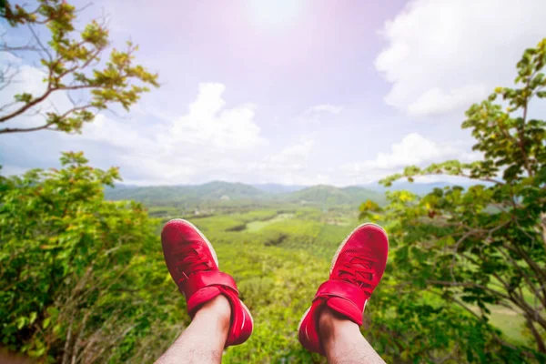 Fröhlich Streckten Sich Die Roten Wanderschuhe Die Schöne Landschaft Reiseideen — Stockfoto