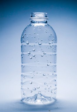 Beyaz arka planda temiz bir plastik su şişesi. Beyaz arkaplanda plastik atık su şişesi