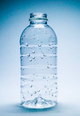 Beyaz arka planda temiz bir plastik su şişesi. Beyaz arkaplanda plastik atık su şişesi