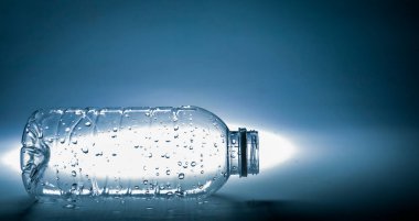 Beyaz arka planda temiz bir plastik su şişesi. Beyaz arkaplanda plastik atık su şişesi