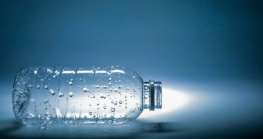 Beyaz arka planda temiz bir plastik su şişesi. Beyaz arkaplanda plastik atık su şişesi