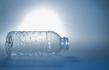 Beyaz arka planda temiz bir plastik su şişesi. Beyaz arkaplanda plastik atık su şişesi