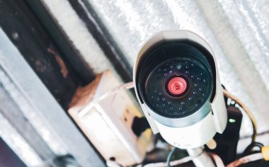 Güvenlik için duvara yerleştirilmiş temiz lensli mobese kamerasının yakın görüntüsü..