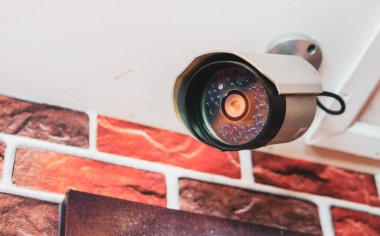 Güvenlik için duvara yerleştirilmiş temiz lensli mobese kamerasının yakın görüntüsü..