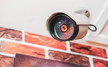 Güvenlik için duvara yerleştirilmiş temiz lensli mobese kamerasının yakın görüntüsü..