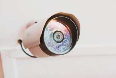 Güvenlik için duvara yerleştirilmiş temiz lensli mobese kamerasının yakın görüntüsü..