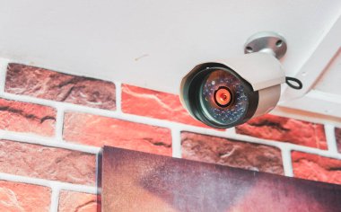 Güvenlik için duvara yerleştirilmiş temiz lensli mobese kamerasının yakın görüntüsü..