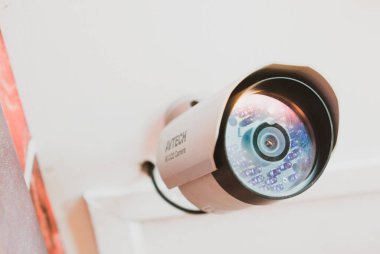 Güvenlik için duvara yerleştirilmiş temiz lensli mobese kamerasının yakın görüntüsü..