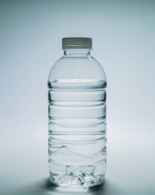 Beyaz arka planda temiz bir plastik su şişesi. Beyaz arkaplanda plastik atık su şişesi