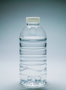 Beyaz arka planda temiz bir plastik su şişesi. Beyaz arkaplanda plastik atık su şişesi