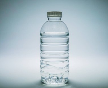 Beyaz arka planda temiz bir plastik su şişesi. Beyaz arkaplanda plastik atık su şişesi