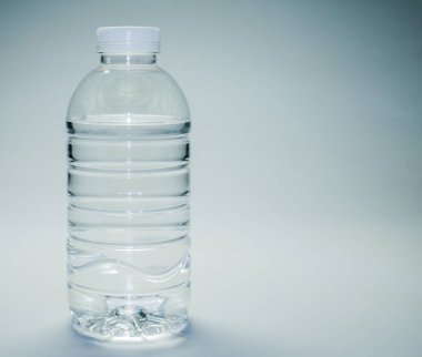 Beyaz arka planda temiz bir plastik su şişesi. Beyaz arkaplanda plastik atık su şişesi