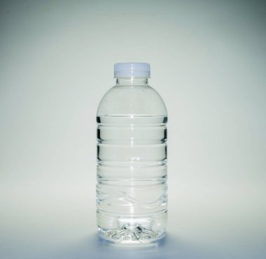 Beyaz arka planda temiz bir plastik su şişesi. Beyaz arkaplanda plastik atık su şişesi