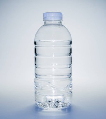 Beyaz arka planda temiz bir plastik su şişesi. Beyaz arkaplanda plastik atık su şişesi