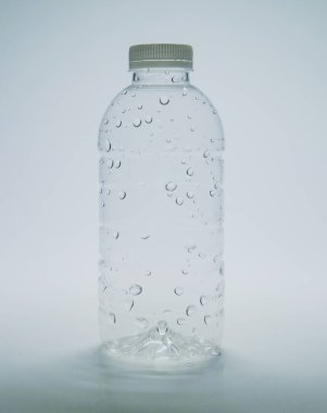 Beyaz arka planda temiz bir plastik su şişesi. Beyaz arkaplanda plastik atık su şişesi