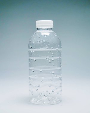 Beyaz arka planda temiz bir plastik su şişesi. Beyaz arkaplanda plastik atık su şişesi