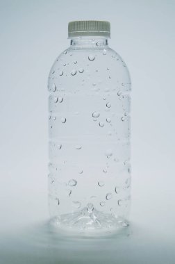 Beyaz arka planda temiz bir plastik su şişesi. Beyaz arkaplanda plastik atık su şişesi