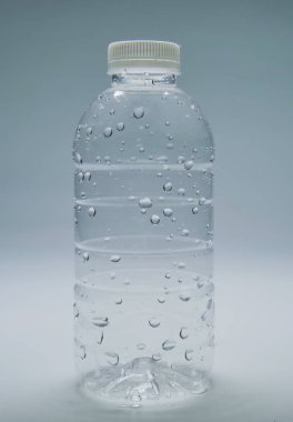 Beyaz arka planda temiz bir plastik su şişesi. Beyaz arkaplanda plastik atık su şişesi