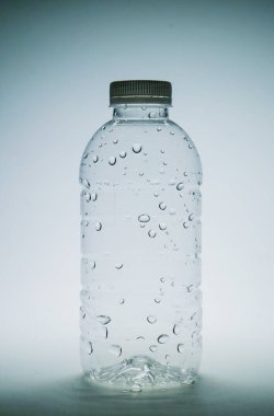 Beyaz arka planda temiz bir plastik su şişesi. Beyaz arkaplanda plastik atık su şişesi