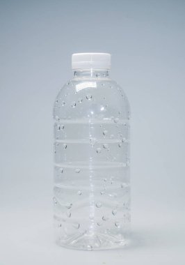 Beyaz arka planda temiz bir plastik su şişesi. Beyaz arkaplanda plastik atık su şişesi