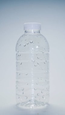 Beyaz arka planda temiz bir plastik su şişesi. Beyaz arkaplanda plastik atık su şişesi