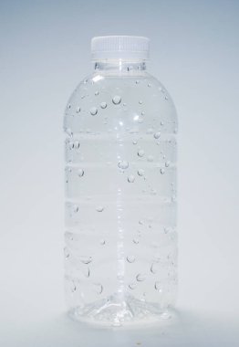 Beyaz arka planda temiz bir plastik su şişesi. Beyaz arkaplanda plastik atık su şişesi