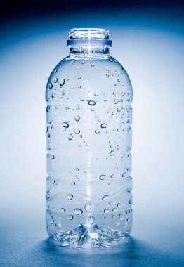 Beyaz arka planda temiz bir plastik su şişesi. Beyaz arkaplanda plastik atık su şişesi