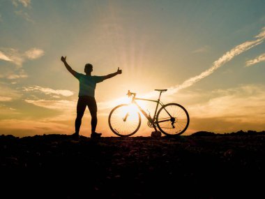 Gün batımında bisikletli bisikletçilerin silueti. Gün batımında bisikleti olan birinin silueti. Gün batımında bisiklet ile güzel manzara resmi