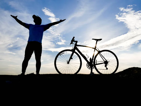 Silueta Ciclistas Con Bicicletas Atardecer Silueta Una Persona Con Una — Foto de Stock