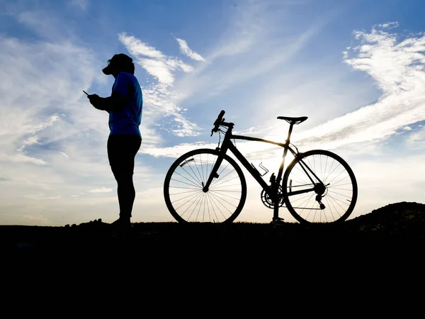 Silhouette Tourists Riding Bicycles Relaxing Playing Mobile Phones Sunset Silhouette — Stock Photo, Image