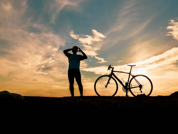 Silhouette Von Radfahrern Mit Fahrrädern Bei Sonnenuntergang Silhouette Einer Person — Stockfoto
