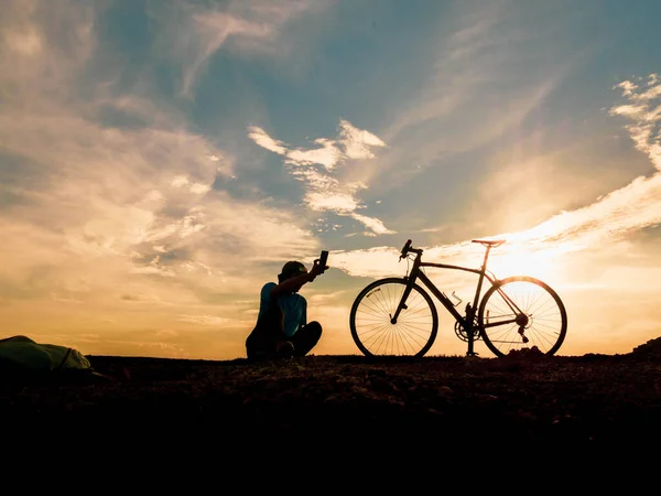 Silhouette Cyclists Bicycles Sunset Silhouette Person Bike Sunset Beautiful Landscape — Zdjęcie stockowe
