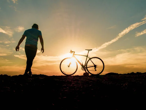 Silhouet Van Fietsers Met Fietsen Bij Zonsondergang Silhouet Van Een — Stockfoto