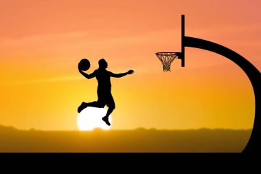 Basketbolcular dışarıda sayı yapmak için atlıyorlar..