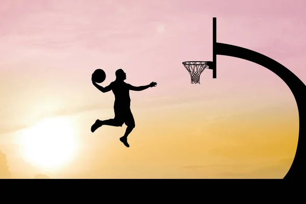 Kosárlabda Játékosok Ugrás Zsákolni Hogy Szerezzen Esti Szabadtéri Pályán — Stock Fotó
